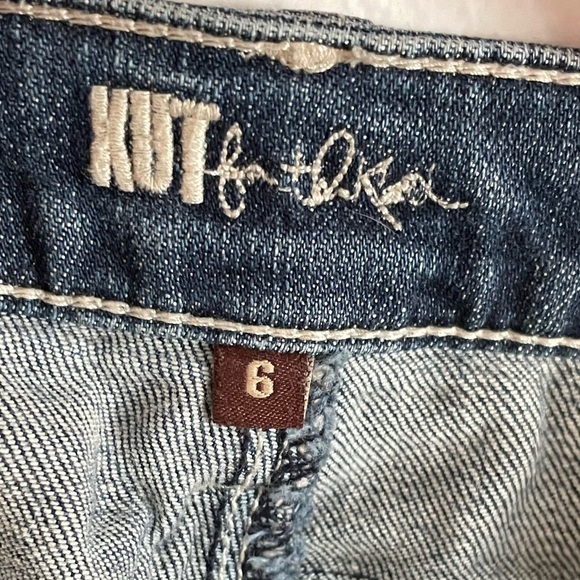 Kut from the Kloth Size 6 Dark Wash Distressed Denim Jeans - Picture 7 of 8
